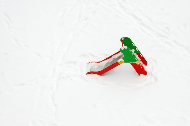 Scivolo per bambini colorati sotto la neve bianca