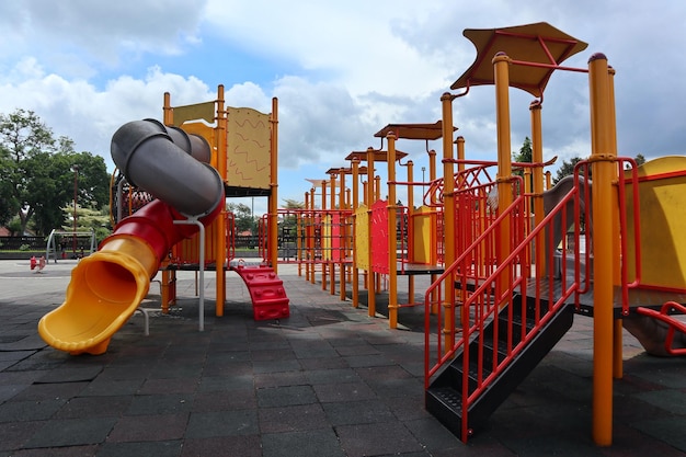 公園のカラフルな子供の遊び具