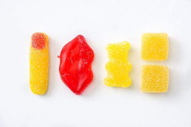 Dolci colorati e dolcetti isolati vista dall'alto