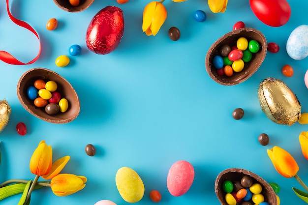 Uova di pasqua di cioccolato colorate su sfondo blu