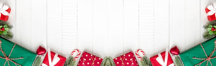 Photo colorful christmas gift boxes on white wood banner background border design