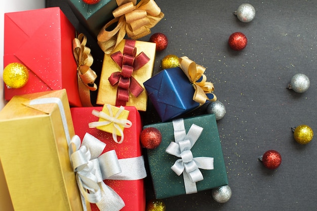 Photo colorful christmas presents in gift boxes on floor