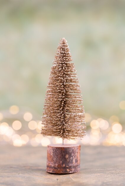 Foto albero di natale colorato su sfondo verde, bokeh