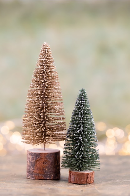 Albero di natale colorato sul verde.