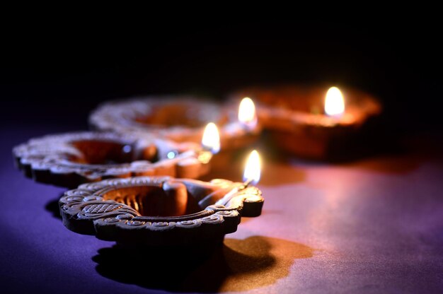 Diya di argilla colorata lampade di lanterne accese durante la celebrazione di diwali progettazione di biglietti di auguri festa della luce indù chiamata diwali