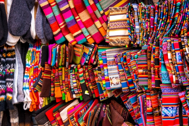 Разноцветные предметы одежды в сувенирном магазине