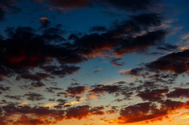 Nuvole colorate nel cielo dopo il tramonto.