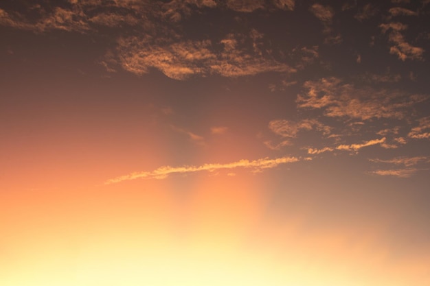 日の出または日の入りの空のカラフルな雲自然な自然の背景