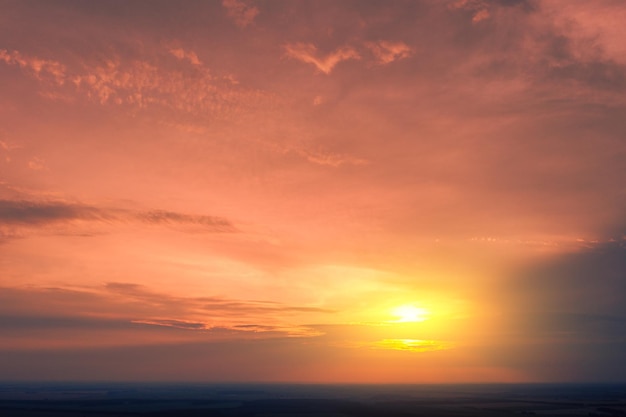 Cielo nuvoloso colorato sul mare al tramonto. trama del cielo. sfondo astratto della natura