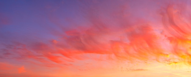 夕焼けのカラフルな曇り空。グラデーションカラー。空のテクスチャ、抽象的な自然の背景