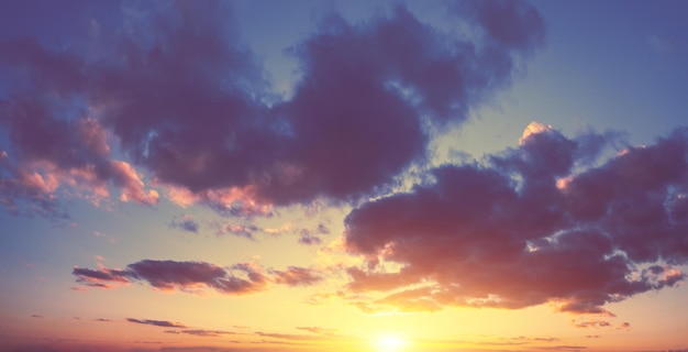 夕焼けのカラフルな曇り空。グラデーションカラー。空のテクスチャ。抽象的な自然の背景