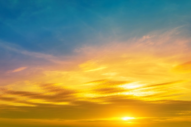 Cielo nuvoloso colorato al tramonto gradiente colore cielo trama natura astratta sfondo