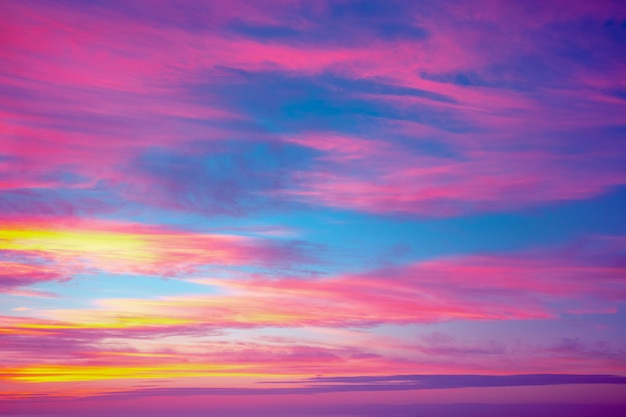 夕焼けのカラフルな曇り空。グラデーションカラー