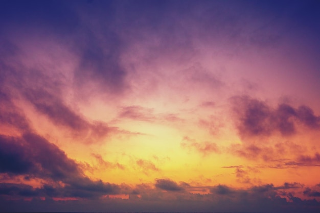 夕暮れ時のカラフルな曇り空