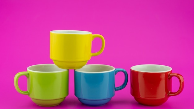 Foto tazza di caffè colorata su sfondo di carta colorata un sacco di tazze per caffè e tè nella caffetteria concetto di sfondo di cibo e bevande