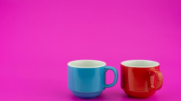 Фото Красочная кофейная чашка на фоне красочной бумаги много чашек для кофе и чая в кафе еда и напитки фон концепция