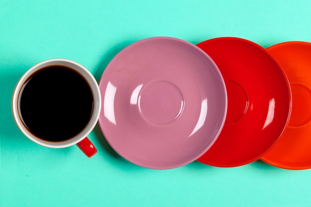 Photo colorful coffee cups and saucers