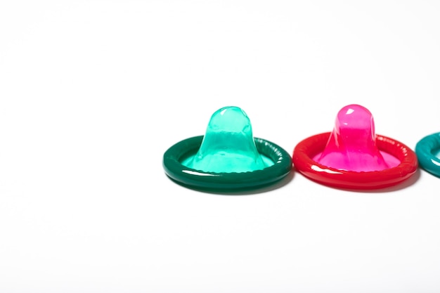 Photo colorful condoms on white background