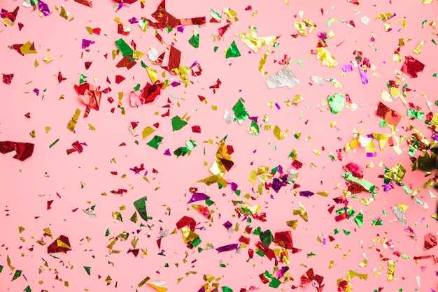 Photo colorful confetti on pink background