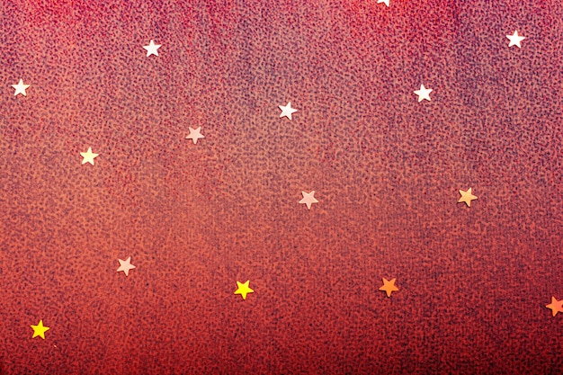 Красочные звезды конфетти на золотом красочном фоне