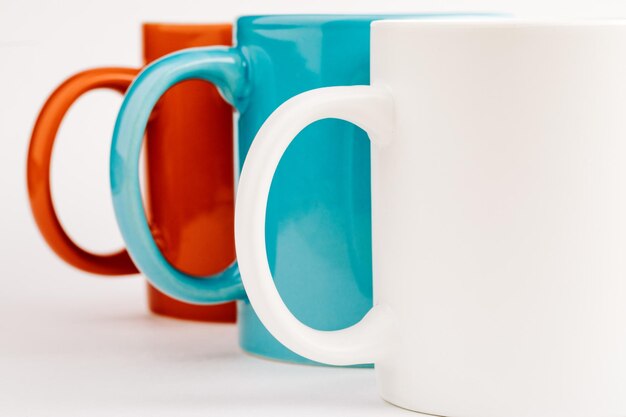 Photo colorful cups on a white background