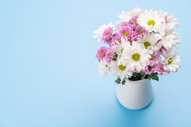 カラフルなデイジーの花の花束