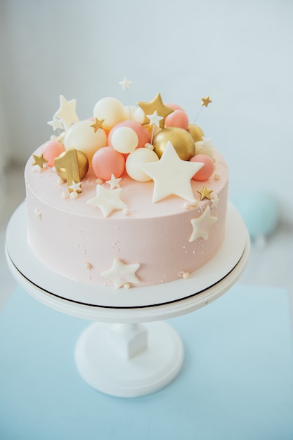 Красочное украшение торта на день рождения первого года.