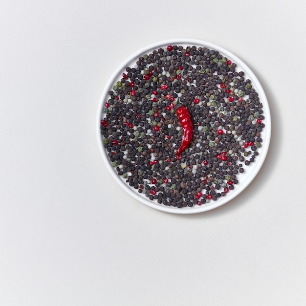 Красочный орнамент видов различных видов перца и стручка красного перца чили на белом