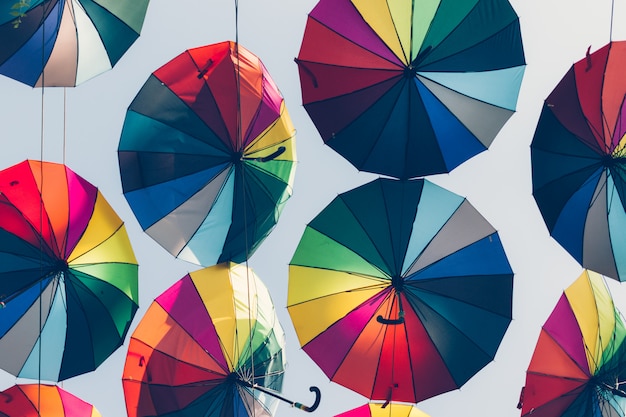 Разноцветные декоративные зонтики на фоне неба