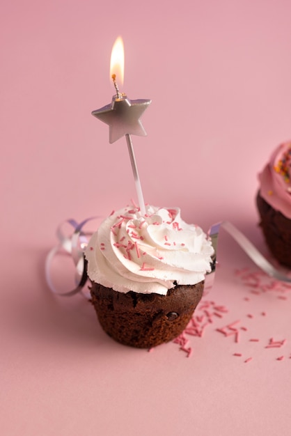 Photo colorful delicious cupcakes covered in frosting