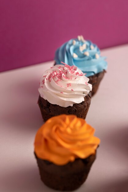 Foto deliziosi cupcake colorati ricoperti di glassa