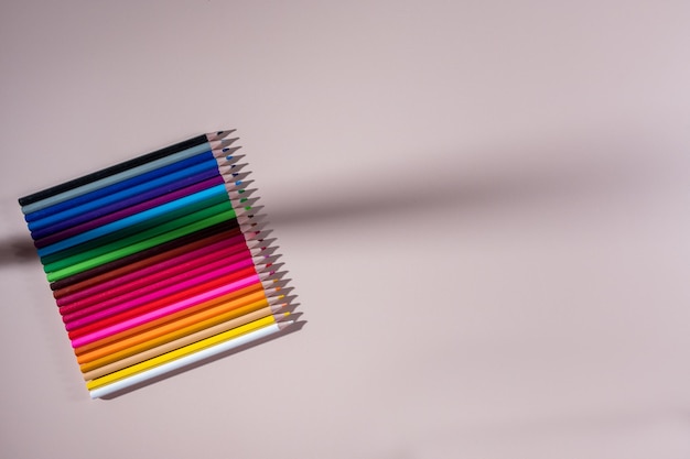 Красочный дизайн цветными карандашами Игра света и теней