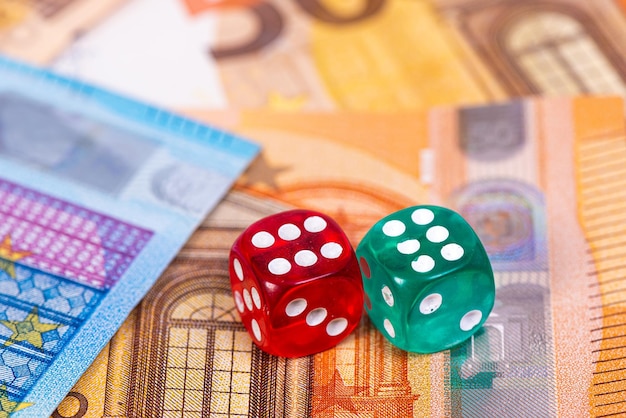 Foto opportunità di business e concetto di rischio dei dadi colorati sullo sfondo delle banconote in euro