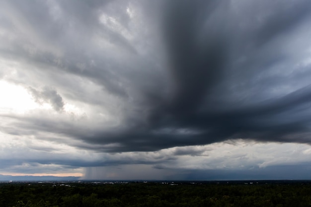 写真 夕暮れの雲とともに色とりどりの劇的な空