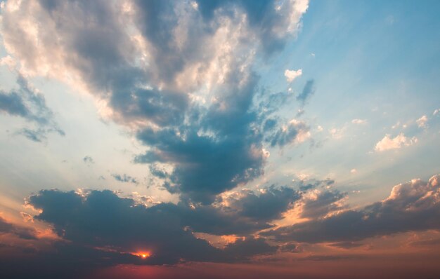 写真 夕暮れの雲とともに色とりどりの劇的な空