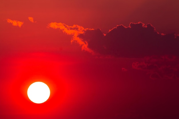 写真 夕日の雲とカラフルな劇的な空