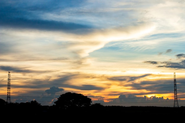 Cielo drammatico colorato con nuvole al tramonto. bel cielo con sfondo di nuvole