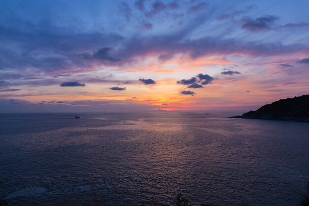 夕日や夕暮れ時に雲とカラフルな劇的な空。太陽の背景