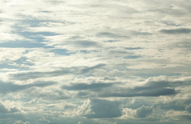 夕暮れ の 雲 の ある 色彩 の 劇 的 な 空