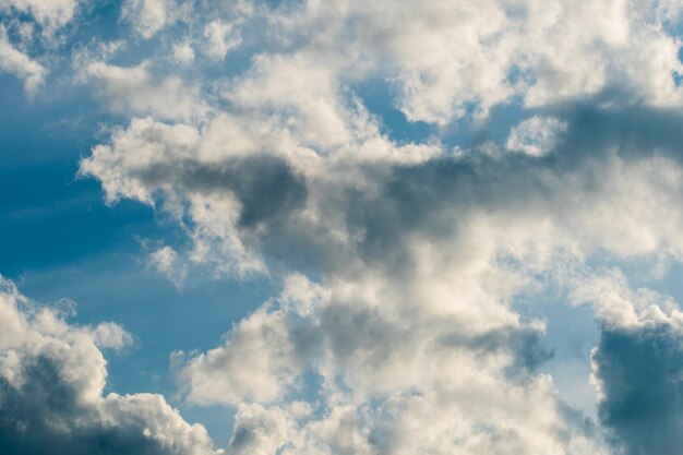 夕暮れ の 雲 の ある 色彩 の 劇 的 な 空