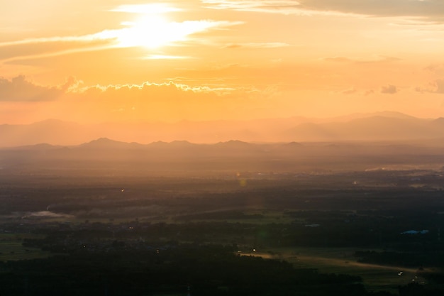 夕暮れ の 雲 の ある 色彩 の 劇 的 な 空