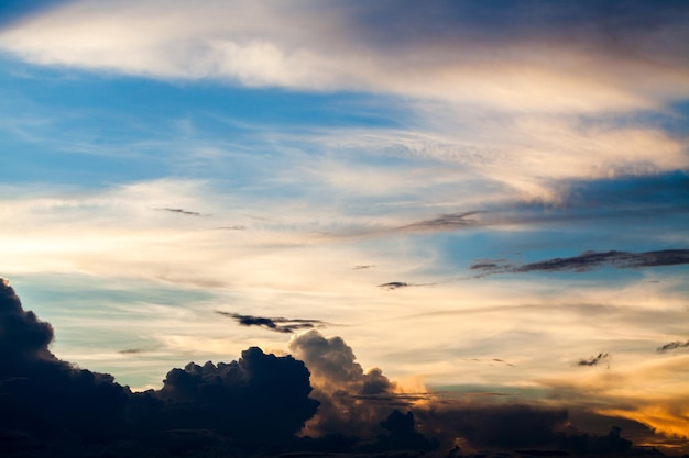 夕暮れの雲とともに色とりどりの劇的な空