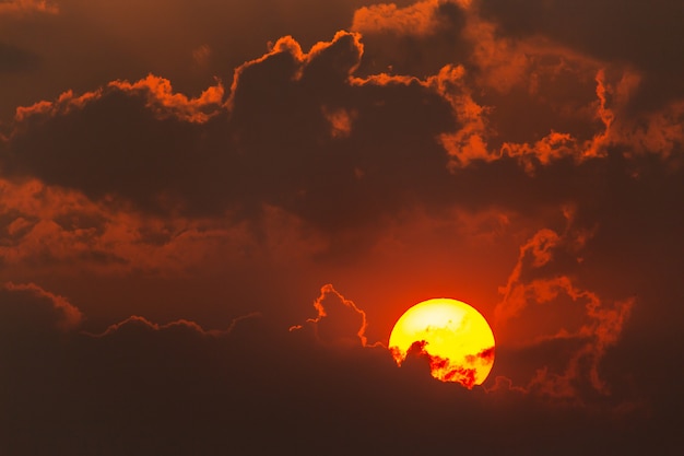 夕暮れ時の雲とカラフルな劇的な空