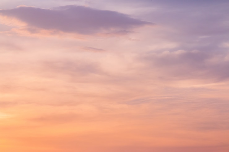 夕暮れ時の雲とカラフルな劇的な空
