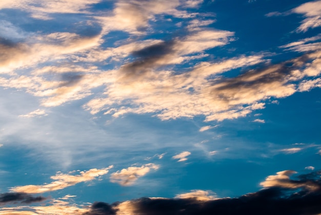 Cielo drammatico colorato con nuvole al tramonto.