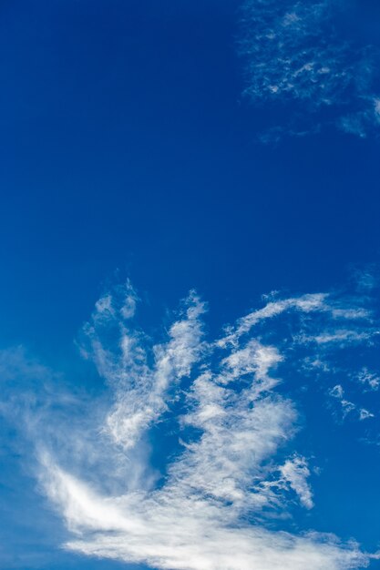 日没時の雲とカラフルな劇的な空。