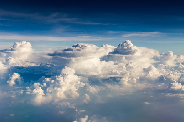 日没時の雲とカラフルな劇的な空