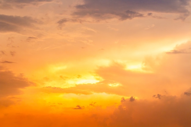 Cielo drammatico colorato con nuvole al tramonto.