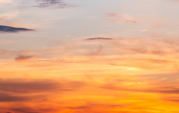 Cielo drammatico colorato con nuvole al tramonto.