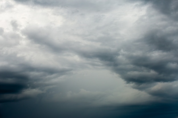 日没時の雲とカラフルな劇的な空。